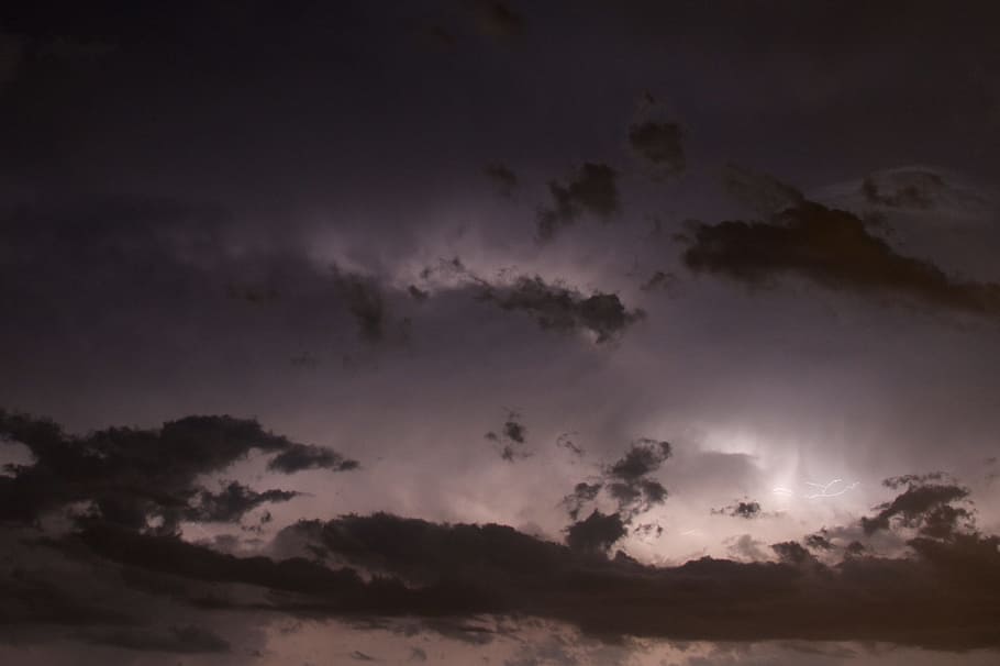 grå skyer, tordenvejr, skyer, lyn, nat, vejr, storm, himmel, natur, regn, torden, lys, strejke, Bolt, sky - himmel, ro, scenics - natur, skønhed i naturen, dramatisk himmel, solnedgang, cloudscape, ingen mennesker, rolig scene, idyllisk, baggrunde, mørk, overskyet, atmosfære, lav vinkel visning, atmosfærisk humør, udendørs, 2K