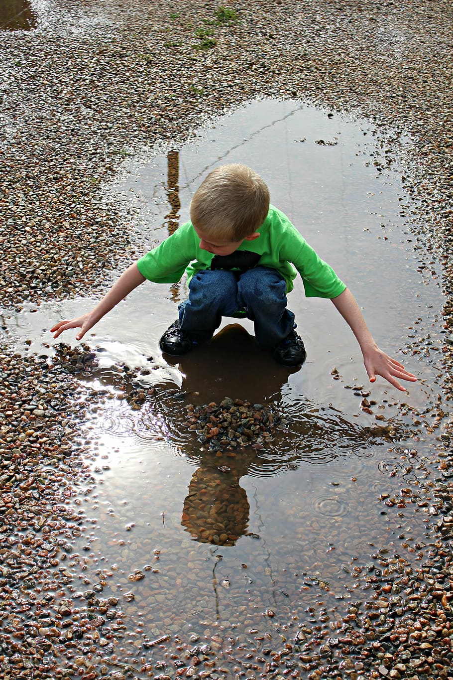 bassal, reflexió, aigua, pluja, roques, brut, noi, caucàsic, infància, nen, longitud completa, nois, mascles, una persona, persones reals, humit, activitat d'oci, homes, dia, estils de vida, vista d’angle alt, jugant, innocència, a l'aire lliure, 4K