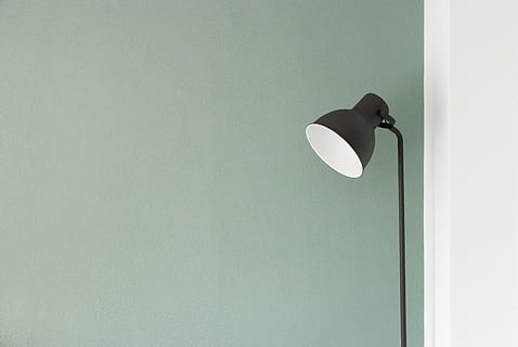 nero, lampada da pavimento, angolo, lampada da terra nera, acciaio nero, lampada da tavolo, paralume, alzavola, parete, lampada, luce, minimo, pastello, lampada elettrica, attrezzatura per l'illuminazione, in casa, caratteristica della parete, nessuno, bianca, porta, copia spazio, avvicinamento, giorno, Inquadratura dal basso, architettura, struttura costruita, Colore bianco, elettricità, semplicità, sospeso, natura, colore nero, 2K, CC0, dominio pubblico, privo di copyright