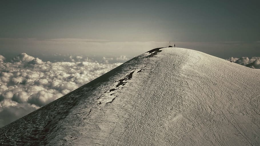 muntanya, núvols, neu, pic, cim, sagrat, mauna kea, Hawaii, gel, blanc, fred, alt, superior, a l'aire lliure, viatjar, paisatge, naturalesa, cel, turó, escalada, aventura, persona, home, escènic, panorama, illa gran, temperatura de fred, hivern, cap gent, dia, el camí a seguir, escenics, núvol - cel, una persona, escenics - natura, medi ambient, tranquil·litat, bellesa a la natura, terra, escena tranquil·la, horitzó, transport, aigua, 2K