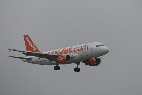 avió, eindhoven, a l'aire lliure, vista lateral, transport, sol objecte, vehicle aeri, tir de l'estudi, manera de transport, volant, cel, còpia espai, cap gent, moviment, en moviment, naturalesa, dia, cel clar, a l'aire, viatjar, text, 4K, CC0, domini públic, lliure de regalies