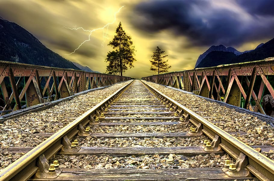 fotografia, cinzento, trilhos de trem, por do sol, crepúsculo, céu, nuvens, relâmpago, tempestade, hdr, lago, agua, reflexões, floresta, arvores, madeiras, lindo, rochas, pedras, lares, casas, luzes, vale, desfiladeiro, montanhas, estrada de ferro, parecia, rastrear, trem, lugares perdidos, linha ferroviária, sem fim, velho, vias férreas, enferrujado, místico, pforphoto, humor, construção, ponte, atmosfera, sair, Escócia, rota, longe, em linha reta, verde, profundo, ameaçador, nuvem - céu, ferrovia, Transporte ferroviário, transporte, direção, o caminho a seguir, montanha, Perspectiva Diminutiva, ninguém, natureza, ponto de fuga, árvore, conexão, arquitetura, beleza na natureza, scenics - natureza, metal, ao ar livre, cascalho, longo, 5K