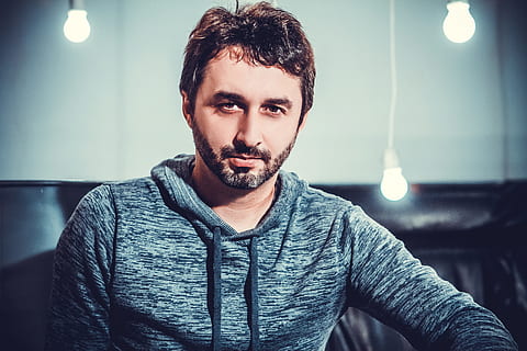 homme, portant, chauffe-eau, gris, blouson, studio, gars, ampoules, séance photo, dans le studio, modèle, barbe, poils du visage, portrait, une personne, regarder la caméra, vue de face, jeune adulte, mâles, Vêtements décontractés, à l'intérieur, Hommes, adulte, photo du visage, belles personnes, modes de vie, Vrais gens, les jeunes hommes, mi adulte, moustache, contemplation, 5K, CC0, domaine public, libre de droits