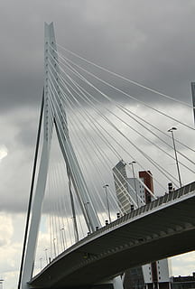 pont, element de pont, edifici, pont - estructura feta per l'home, Pont en suspensió, arquitectura, lloc famós, enginyeria, transport, estructura construïda, cel, vista d’angle baix, connexió, núvol - cel, pont fixat per cable, naturalesa, dia, viatjar, destinacions de viatge, turisme, cable, a l'aire lliure, 4K, CC0, domini públic, lliure de regalies