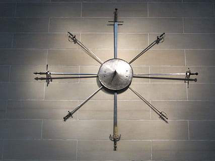 Armi, spada, medievale, combattere, scudo, Museo, in casa, caratteristica della parete, piastrella, nessuno, pavimentazione, metallo, architettura, bagno, ventilatore elettrico, stanza domestica, modello, struttura costruita, casa, tecnologia, parete, precisione, fan, sport, fatto dall'uomo, avvicinamento, pavimento piastrellato, soffitto, direttamente sotto, 2K, CC0, dominio pubblico, privo di copyright