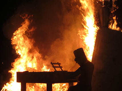 fuoco, falò, Bart Simpson, Spagna, Festival, valencia, fiesta, divertente, fallas, fuoco - fenomeno naturale, fiamma, ardente, calore - temperatura, Casa, incidenti e disastri, natura, notte, una persona, comunicazione, cartello, colore arancione, occupazione, persone reali, segnale di pericolo, raggiante, all'aperto, silhouette, movimento, 4K, CC0, dominio pubblico, privo di copyright
