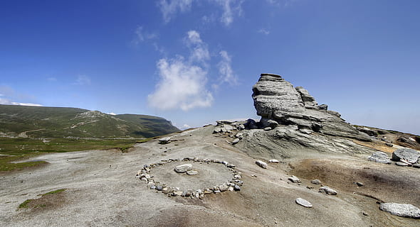 formation rocheuse, bleu, ciels, gris, ciel, roche grise, surface, l'herbe verte, couvert, colline, distance, nuageux, jour, Roche, la nature, nuage, formation, paysage, Montagne, paysages, en plein air, personne, nuage - ciel, lieux de voyage, rock - objet, été, journée, paysages - nature, environnement, terre, solide, beauté dans la nature, tranquillité, scène tranquille, scène non urbaine, Destinations de voyage, Voyage, sommet de la montagne, 4K, CC0, domaine public, libre de droits