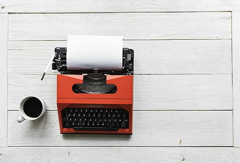 rojo, negro, máquina de escribir, junto a, jarra, mesa, tipo, teclado, café, bebida, beber, papel, retro, plano, copia espacio, término análogo, trabajar desde casa, pasado de moda, escritor, escribir, vendimia, blanco, página en blanco, espacio de trabajo, tecnología, nadie, adentro, de cerca, material de madera, estilo retro, comunicación, naturaleza muerta, pared - característica de la construcción, día, el color blanco, solo objeto, conexión, directamente arriba, de color negro, modelo, 1080P