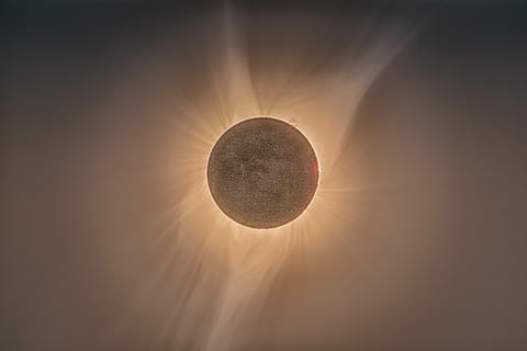 solformørkelse, fuldmåne, måne, formørkelse, solstråler, sol, krater, himmel, ensom planet, makeday, kærlighed, unsplash, Mælkevejen, galakse, stjerne, træ, jorden, ingen mennesker, sollys, cirkel, geometrisk form, solstråle, form, skønhed i naturen, naturligt fænomen, natur, linseflare, udendørs, orange farve, scenics - natur, ro, astronomi, rum og astronomi, 5K, CC0, offentligt domæne, royaltyfrie