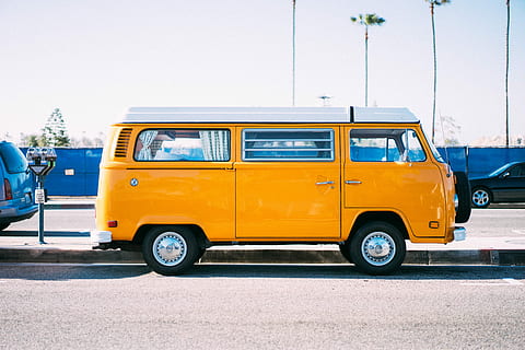 Gelb, Weiß, Bus, geparkt, Seite, Straße, weißer Bus, auf der Seite, Transport, altmodisch, Auto, Landfahrzeug, Transportart, Retro-Stil, alt, Reise, draußen, städtische Szene, Oldtimer, öffentliche Verkehrsmittel, Stadtstraße, Stadt, Transportmittel, Kraftfahrzeug, die Architektur, Tag, stationär, Himmel, gebaute Struktur, keine Leute, Natur, kopieren sie platz, 5K, CC0, gemeinfrei, lizenzfrei