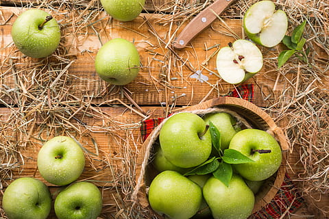 verde, Mela, cestino, mele, frutta, tavolo, estate, raccogliere, maturo, meleto, Mela verde, cibo, giardino, foglie verdi, fresco, le foglie, vitamine, nutrizione, elitexpo, cibo e bevande, mangiare sano, mela - frutto, nessuno, colore verde, freschezza, giorno, agricoltura, benessere, vista dall'alto, contenitore, biologico, scelta, Pera, natura, pianta, foglia, parte vegetale, 5K, CC0, dominio pubblico, privo di copyright