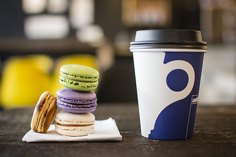 amaretti, fazzoletto di carta, accanto, tazza di caffè, mucchio, pasticcini, boccale, impilati, bianca, blu, tazza usa e getta, tavolo di legno, caffè, macron, amaretto, bevanda, tazza, biscotto, caffè - bevanda, cibo, spuntino, dolce, cibo dolce, bar, bere, nessuno, multicolore, buongustaio, tavolo, concentrarsi sulle conoscenze acquisite, in casa, avvicinamento, cibo e bevande, rinfresco, natura morta, freschezza, testo, sceneggiatura occidentale, pila, contenitore, tentazione, cibo francese, 1080P, CC0, dominio pubblico, privo di copyright