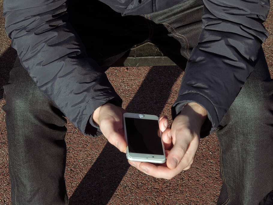 apple, iphone, iphone, 6s, més, mòbil, poma, iphone, 6s, més, comunicació, pantalla, modern, smartphone, dispositiu, electrònica, digital, intel·ligent, tecnologia, tocar, nou, mà, blanc, tauleta, ordinador Apple, jove, home, noi, masculí, gent, persona, paio, estil de vida, estudiant, atractiu, tardor, sol, a l'aire lliure, assolellat, groc, parc, caure, naturalesa, tecnologia sense fils, només adults, ordinador, només homes, persones reals, homes, dues persones, vista d’angle alt, mà humana, connexió, dia, pantalla tàctil, telèfon intel·ligent, secció mitjana, part del cos humà, celebració, dispositiu d’informació portàtil, 4K