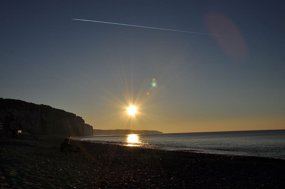 platja, penya-segat, còdols, normandía, aigua, França, paisatge, oceà, costat, naturalesa, cel, turisme, posta de sol, tarda, mar, posta de sol al mar, vora del mar, sol, bellesa a la natura, escenics - natura, flare de la lent, llum solar, escena tranquil·la, tranquil·litat, pista de vapor, terra, raig de sol, horitzó, escena no urbana, idíl·lic, a l'aire lliure, horitzó sobre l’aigua, brillant, 4K