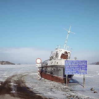 ghiaccio, avvio, inverno, freddo, nave, paesaggio, natura, costa, cielo, congelato, lago, invernale, umore, ancoraggio, vecchio, arrugginito, strada di ghiaccio, acqua, silenzioso, baikal, Russia, ghiacciato, soleggiato, giorno soleggiato, strada, sull'acqua, mare, spiaggia, abbandonato, blu, naufragio, nessuno, all'aperto, giorno, tecnologia, comunicazione, terra, modo di trasporto, nave nautica, testo, mezzi di trasporto, cielo sereno, copia spazio, cartello, metallo, 1080P, CC0, dominio pubblico, privo di copyright