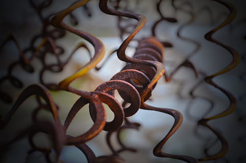 rust, rusten, metall, tekstur, jern, stål, flate, korrosjon, materiale, gammel, metallisk, rusted, rustikk, ujevn, forfall, brun, aldrende, Kunst, fantastisk, slående, forbløffende, overveldende, spiral, abstrakt, nærbilde, ingen folk, selektiv fokusering, mønster, metalltråd, tendril, smijern, fokusere på forgrunnen, design, gjerde, innendørs, dag, natur, beskyttelse, sikkerhet, barriere, 4K, CC0, offentlig domene, opphavsrett gratis