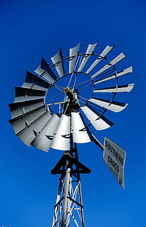 wiatrak, australijski, pompa, outback, rolnictwo, krzak, pompa wiatrowa, wiejski, woda, gospodarstwo rolne, wiatr, niski kąt widzenia, niebo, niebieski, energia odnawialna, czyste Niebo, turbina wiatrowa, turbina, alternatywna energia, Natura, ochrona środowiska, wytwarzanie paliwa i energii, moc wiatru, dzień, żadnych ludzi, metal, na dworze, środowisko, technologia, wzór, porozumiewanie się, bezpośrednio poniżej, 5K, CC0, domena publiczna, darmowe zdjęcia