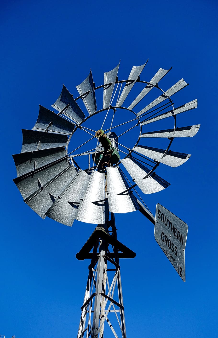molí de vent, australià, bomba, Outback, Agricultura, arbust, paravent, rural, aigua, granja, vent, vista d’angle baix, cel, blau, energia renovable, cel clar, aerogenerador, turbina, energia alternativa, naturalesa, conservació del medi ambient, generació de combustible i energia, energia eòlica, dia, cap gent, metall, a l'aire lliure, medi ambient, tecnologia, patró, comunicació, directament a sota, 5K
