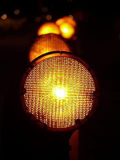 spie luminose, warnblinkleuchte, luci di avvertimento, warnblinkleuchte, fonte di luce, strada, segnale di luce, luce, Girare a destra, Attenzione, avvertimento, barriera, fermare, illuminazione del cantiere, posto, giallo, abbaiare, passaggio a livello, demarcazione, limite, traffico, lavori stradali, attrezzatura per l'illuminazione, illuminato, notte, lampada elettrica, raggiante, luce - fenomeno naturale, decorazione, luminosa, brillante, discoteca, in casa, nessuno, elettricità, vita notturna, avvicinamento, luce elettrica, Inquadratura dal basso, sospeso, cerchio, concentrarsi sulle conoscenze acquisite, modello, forma geometrica, soffitto, buio, apparecchio di illuminazione, 2K, CC0, dominio pubblico, privo di copyright
