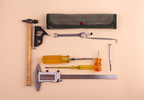 Ferramentas, máquina, trabalhos, metal, equipamento, aço, oficina, indústria, máquinas, ferramental, mecânico, metalurgia, Engenharia, usinagem, fábrica, Produção, moagem, tiro do estúdio, fundo colorido, ninguém, cuidados de saúde e medicina, dentro de casa, fechar-se, ferramenta de trabalho, ferramenta de mão, ferramenta, ainda vida, martelo, variação, Chave de fenda, escolha, visão de alto ângulo, madeira - material, chave inglesa, diretamente acima, alicate, arma de fogo, Antiguidade, mão viu, 4K, CC0, domínio público, royalty free