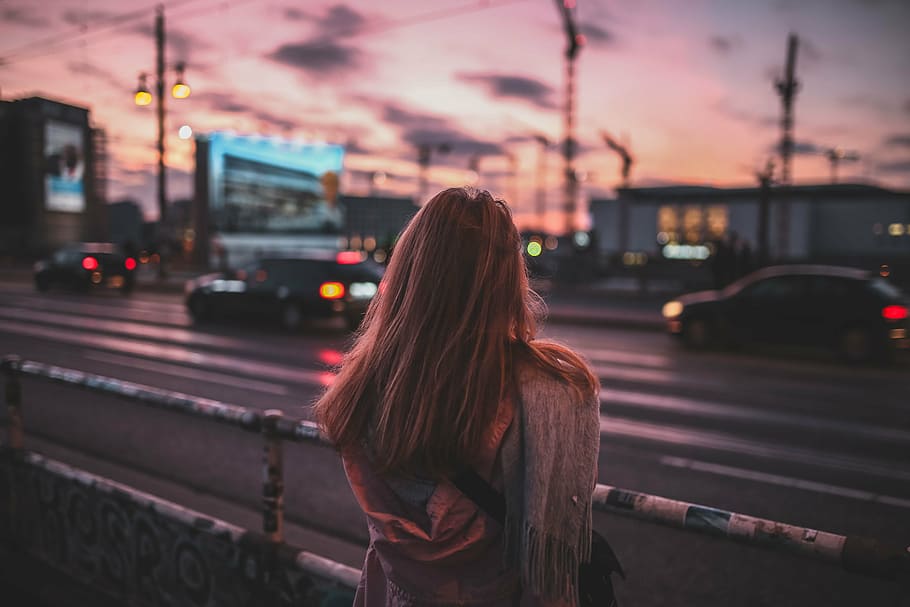 vien tik, galinis vaizdas, neryškus, pastatas, autobusas, automobiliai, miestas, susiliejimas, vakare, šviesa, vienišas, muzika, žmonių, kelias, plieno turėklai, gatvė, saulėlydis, eismas, transporto sistema, kelionė, miesto, transporto priemonė, laukia, moteris, moterys, miesto scenoje, miesto gyvenimas, lauke, naktis, patelės, vienas asmuo, architektūra, transportavimas, realūs žmonės, gyvenimo būdą, sutelkti dėmesį į naujas žinias, šviečia, stovėti, transporto būdas, Laisvalaikio veikla, suaugusiųjų, ilgi plaukai, plaukai, miesto gatvė, šukuosena, 5K