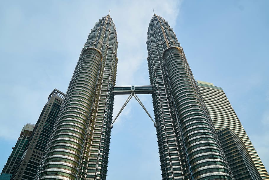 Malàisia, gratacels, edifici, estructura, cel, genial, edificis, urbà, referència, bonic, núvols, ciutat, arquitectura, paisatge, núvol, blau, composició, disseny, kuala lumpur, a l'aire lliure, contemporani, acer, metall, finestra, alt, magnífic, asiàtic, viatjar, petronas, torre, perspectiva, estructura construïda, vista d’angle baix, modern, exterior de l'edifici, dia, destinacions de viatge, alta - alta, exterior d’edifici d’oficines, cap gent, turisme, naturalesa, districte financer, 8K