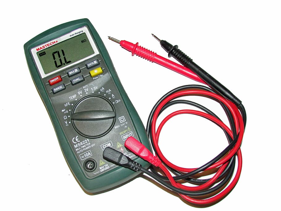 verd, vermell, digital, lectura de multímetres, multímetre, ohm, metre, voltímetre, ohmímetre, Vòmímetre, electricitat, voltatge, equipament, elèctric, instrument, mecànica, tècnic, automoció, fons blanc, tecnologia, cap gent, tir de l'estudi, tallar, a l'interior, control, natura morta, primer pla, equipament elèctric, connexió, comunicació, color negre, indústria, polsador, vista d’angle alt, cable, forma, accessori personal, 4K