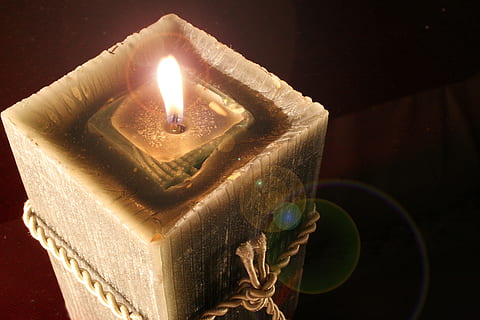 Kerze, Weihnachtslicht, Weihnachten, Licht, Flamme, beleuchtet, Verbrennung, keine Leute, schwarzer Hintergrund, Feuer, Feier, Feuer - natürliches Phänomen, drinnen, Nahansicht, Hitze - Temperatur, glühend, Geburtstag, Natur, Jahrestag, Veranstaltung, High Angle View, Dekoration, Box, Licht - natürliches Phänomen, Kasten - Behälter, Geburtstagskerzen, Versuchung, Helligkeit, 2K, CC0, gemeinfrei, lizenzfrei