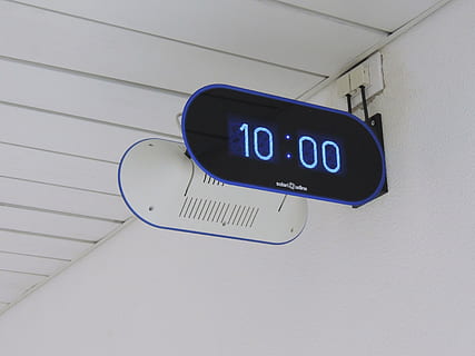 ur, tid, annonce, digital, lys, tid af, tekst, vestlige script, meddelelse, ingen mennesker, lav vinkel visning, blå, skilt, indendørs, murbygningsfunktion, Information, tæt på, arkitektur, loft, hvid farve, informationsskilt, bygget struktur, dag, vejledning, væg, nummer, 4K, CC0, offentligt domæne, royaltyfrie
