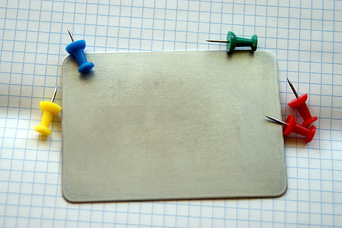 flera stift, kreativ, logotyp, bakgrunden, mapp, inskriptionen, företag, introduktion, inskrift, rubrik, fast, visitkort, pineski, Stiftet, metall, papper, www, webb, hemsida, internet, anteckningsblock, inomhus, inget folk, blå, kontor, häftstift, grupp av objekt, utbildning, närbild, studio skott, tom, kontors material, påminnelse, hushållsutrustning, rutnät, kopiera utrymme, bricka, rena, 2K, CC0, offentligt domän, royaltyfria