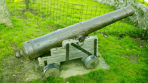 cano, starý, park, tráva, kov, rostlina, nikdo, zelená barva, pole, Příroda, den, přistát, dělo, zbraň, minulost, venku, Dějiny, vojenský, architektura, bojování, růst, konflikt, kolo, dlouho, 4K, CC0, veřejná doména, bez autorských práv