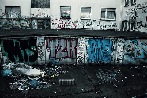 pati posterior, escombraries, graffiti, brut, encara, trencar, sortir, atmosfera, vandalisme, descuidat, carret de compra, matalàs, pobre, garatge, destrucció, arquitectura, cap gent, exterior de l'edifici, aigua, estructura construïda, edifici, ciutat, abandonat, creativitat, desordenat, dia, text, art de carrer, espatllat, art i artesania, carrer, barri residencial, a l'aire lliure, deteriorament, Pol · lució, 4K, CC0, domini públic, lliure de regalies