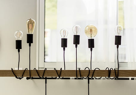 lampadine legate non illuminate, lampadine, fisso, di legno, inviare, lampadina, arredamento, filo, luce, finestra, interior design, in casa, moderno, Vintage ▾, infisso, design, design scandinavo, sottosopra, electricidad, luz, bombilla, bombilla eléctrica, nessuno, variazione, scelta, natura morta, vetro - materiale, trasparente, di fila, caratteristica della parete, tavolo, preparazione, fianco a fianco, giorno, avvicinamento, assenza, gruppo di oggetti, colore nero, legno - materiale, attrezzatura per l'illuminazione, specchio, 4K, CC0, dominio pubblico, privo di copyright
