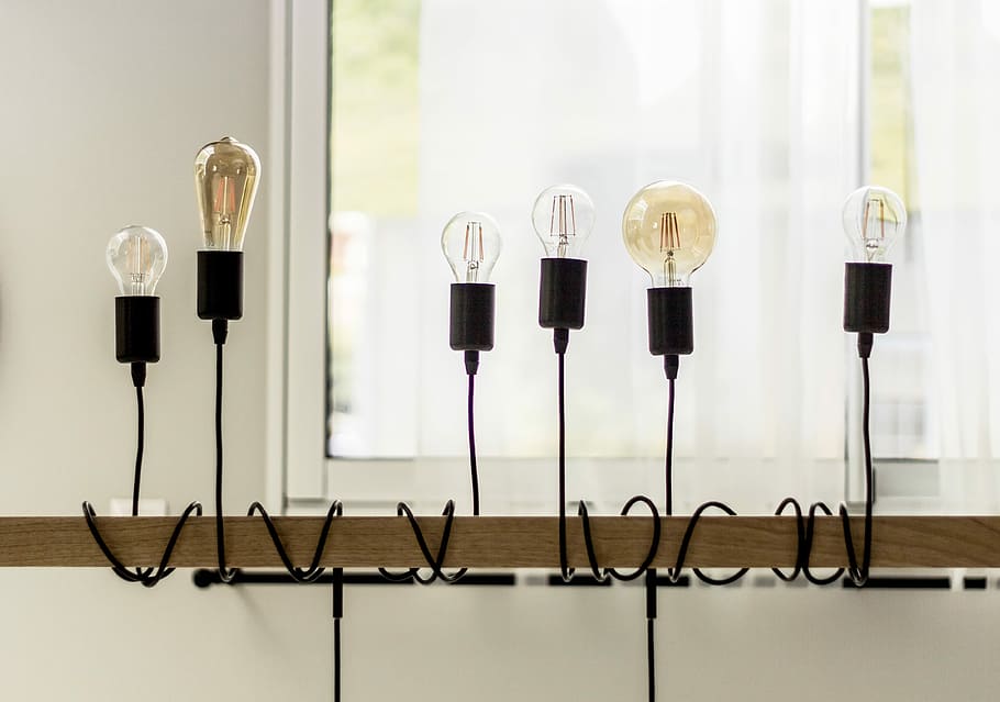 bombetes lligades sense llum, bombetes, fix, fusta, publicació, bombeta, decoració, cable, llum, finestra, disseny d'interiors, a l'interior, modern, vintage, accessori, disseny, disseny escandinau, invertit, electricitat, luz, bombilla, bombilla eléctrica, cap gent, variació, elecció, natura morta, vidre - material, transparent, en fila, funció de construcció de parets, taula, preparació, costat a costat, dia, primer pla, absència, grup d'objectes, color negre, material de fusta, equips d’il·luminació, mirall, 4K