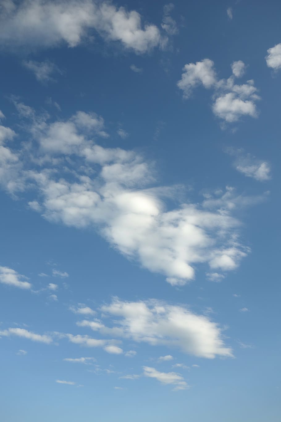 Weiß, Wolken, tagsüber, Himmel, Blau, flauschig, Wolkenlandschaft, Sommer-, Frühling, Winter, Herbst, Sonne, Hintergrund, Natur, Jahreszeiten, Sonnenschein, wolke - himmel, Flachwinkelansicht, Schönheit in der Natur, Ruhe, Tag, keine Leute, Szenen - Natur, ruhige Szene, Hintergründe, draußen, Sonnenlicht, idyllisch, Vollbild, weiße Farbe, Nicht-städtische Szene, sonnig, Meteorologie, 5K