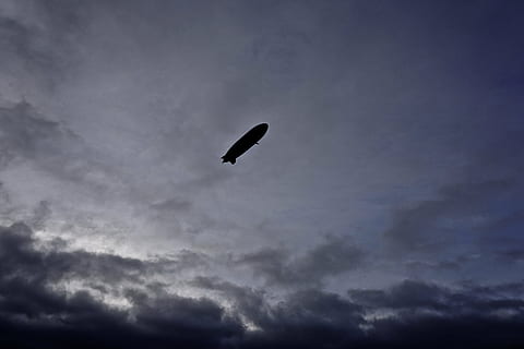 zeppelin, luftskib, skyer, himmel, luftfart, lake constance, flyve, flyde, flyvende, fugl, natur, sky - himmel, lav vinkel visning, storm, dyr, dyre temaer, Midt i luften, silhuet, overskyet, hvirveldyr, dyr i naturen, et dyr, ingen mennesker, skønhed i naturen, dyreliv, skumring, udendørs, mørk, ildevarslende, 5K, CC0, offentligt domæne, royaltyfrie