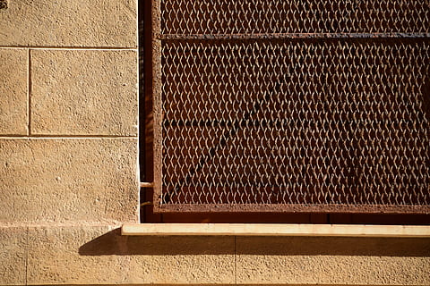 finestra, quadrícula, reixes, inoxidable, reixes de finestres, metall, façana, paret, fons, estructura, guix, marró, tancar, patró, textura, material de fusta, cap gent, arquitectura, estructura construïda, funció de construcció de parets, llum solar, dia, exterior de l'edifici, ombra, a l'aire lliure, edifici, naturalesa, seguretat, protecció, graella, 5K, CC0, domini públic, lliure de regalies