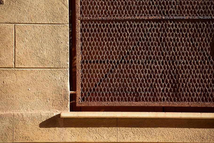 finestra, quadrícula, reixes, inoxidable, reixes de finestres, metall, façana, paret, fons, estructura, guix, marró, tancar, patró, textura, material de fusta, cap gent, arquitectura, estructura construïda, funció de construcció de parets, llum solar, dia, exterior de l'edifici, ombra, a l'aire lliure, edifici, naturalesa, seguretat, protecció, graella, 5K