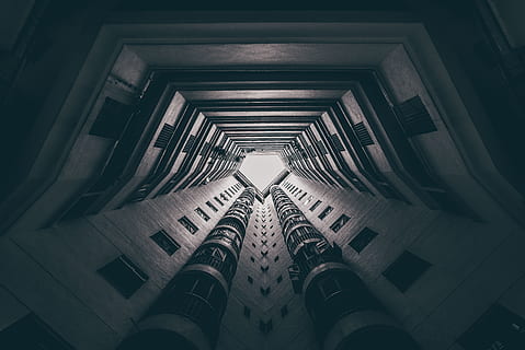 edificio de concreto de bajo ángulo, fotografía de ángulo bajo, interior, edificio, estamos, heroes, arquitectura, oscuro, arquitectura y edificios, en blanco y negro, adentro, nadie, estructura construida, simetría, iluminado, vista de ángulo bajo, exterior del edificio, directamente debajo, ciudad, escalones y escaleras, escalera, al aire libre, perspectiva decreciente, altura maxima, barandilla, torre, Distrito residencial, día, naturaleza, moderno, rascacielos, edificio de oficinas exterior, techo, 5K, CC0, dominio público, libre de derechos