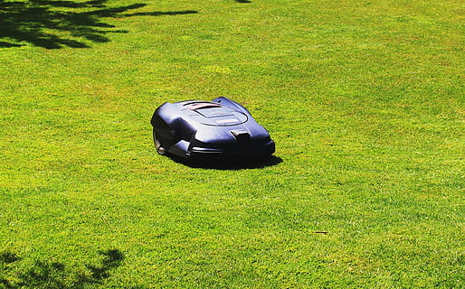 noir, un récipient en plastique, herbe, se ruer, entretenu, tondeuse à gazon, robot, ensoleillé, plante, couleur verte, vue grand angle, lumière du soleil, la nature, journée, champ, personne, croissance, terre, en plein air, La technologie, couleur noire, beauté dans la nature, ombre, la communication, zone d'herbe, absence, objet unique, 5K, CC0, domaine public, libre de droits