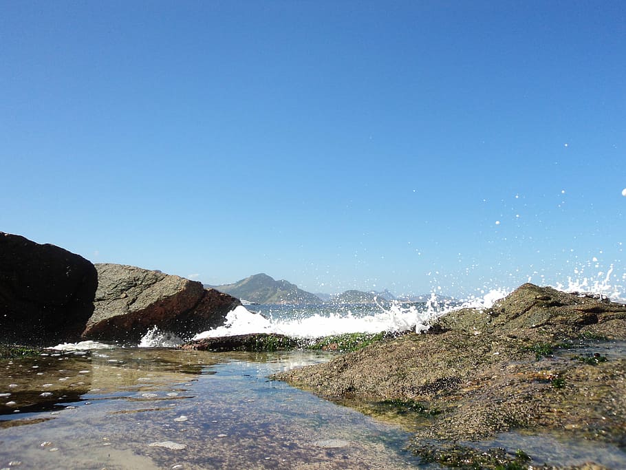 stâncă, plajă, paradis, val, strica, albastru, concediu, apă, natură, scenics, mare, cer, frumusețe în natură, Munte, scenice - natura, cer senin, liniște, o scenă liniștită, zi, nici o persoana, spațiu copie, idilic, în aer liber, teren, lumina soarelui, scenă non-urbană, 4K