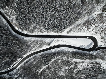 fugl-eye, se fotografering, vei, antenne, skuddfoto, asfaltvei, sti, trær, bil, ingen folk, kaldtemperatur, natur, vinter, snø, dag, høy vinkel visning, metall, transport, nærbilde, utendørs, miljø, enkelt objekt, frossen, land, anlegg, felt, kurve, dekker, 4K, CC0, offentlig domene, opphavsrett gratis