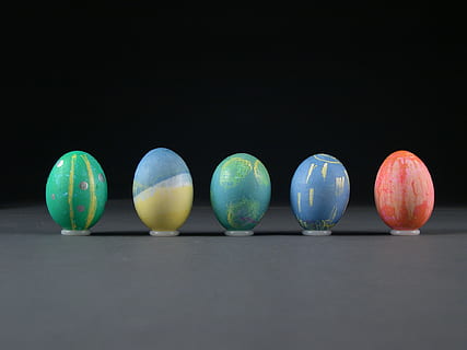 colorit, ous de Pasqua, ou, Pasqua, en fila, fons negre, esport, cap gent, a l'interior, primer pla, tir de l'estudi, multicolor, costat a costat, còpia espai, grup d'objectes, creativitat, natura morta, variació, ordre, esfera, art i artesania, ou de Pasqua, menjar, grup, 1080P, CC0, domini públic, lliure de regalies