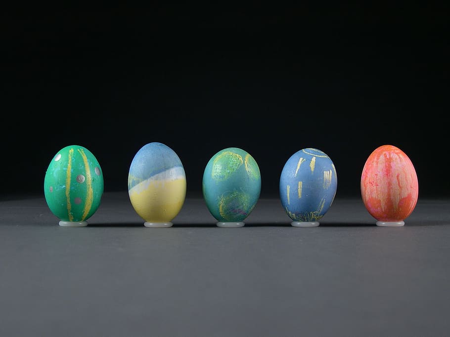 colorit, ous de Pasqua, ou, Pasqua, en fila, fons negre, esport, cap gent, a l'interior, primer pla, tir de l'estudi, multicolor, costat a costat, còpia espai, grup d'objectes, creativitat, natura morta, variació, ordre, esfera, art i artesania, ou de Pasqua, menjar, grup, 1080P