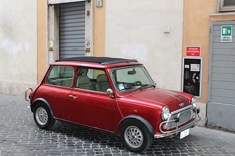 Auto, Maschine, rot, klein, Transportmittel, Transport, die Architektur, Retro-Stil, Stadt, Kraftfahrzeug, Gebäudehülle, Landfahrzeug, Straße, gebaute Struktur, alt, Tag, Oldtimer, stationär, keine Leute, draußen, Gebäude, 5K, CC0, gemeinfrei, lizenzfrei