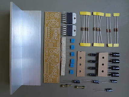 electrónica, resistencias, módulo amplificador, adentro, nadie, Herramienta de trabajo, herramienta, naturaleza muerta, herramienta de mano, bricolaje, directamente arriba, equipo, de cerca, mesa, comunicación, metal, elección, gran grupo de objetos, variación, controlar, texto, bolígrafo, número, mejoras para el hogar, llave, 4K, CC0, dominio público, libre de derechos