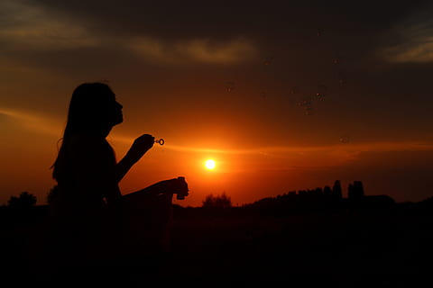 silhuet foto, kvinde, bedrift, boble, making, Pind, silhuet, solnedgang, sol, skygger, Spille, pige, en person, kun en kvinde, sidebillede, mennesker, himmel, orange farve, sky - himmel, rigtige mennesker, natur, fritidsaktivitet, sidder, skønhed i naturen, livsstil, Kvinder, voksen, tre kvart længde, udendørs, profilvisning, 5K, CC0, offentligt domæne, royaltyfrie