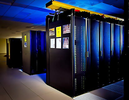 Linie, drei, schwarz, Metallmaschinen, Supercomputer, Großrechner, Olymp, Computer, Energiebehörde, Pacific NW National Lab, Washington, Vereinigte Staaten von Amerika, rechnen, Ausrüstung, Technologie, Hardware-, Center, Forschung, 162-Teraflop-Peak, 38, 7 Terabyte Speicher, mehrfarbig, drinnen, keine Leute, Tag, Kommunikation, Blau, die Architektur, beleuchtet, Sicherheit, Maschinen, Schutz, Lichtanlage, Netzwerkserver, Computerausrüstung, Eingang, gebaute Struktur, Bodenbelag, Internet, Verbindung, elektrische Ausrüstung, 1080P, CC0, gemeinfrei, lizenzfrei