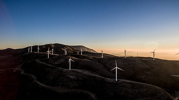 buio, tramonto, mulino a vento, solare, energia, montanaro, montagna, paesaggio, blu, cielo, ambiente, scenics - natura, turbina, natura, bellezza nella natura, energia rinnovabile, turbina eolica, conservazione dell'ambiente, nessuno, combustibile e produzione di energia, la tranquillità, energia alternativa, tecnologia, energia eolica, scena non urbana, risorse sostenibili, all'aperto, potere in natura, 4K, CC0, dominio pubblico, privo di copyright