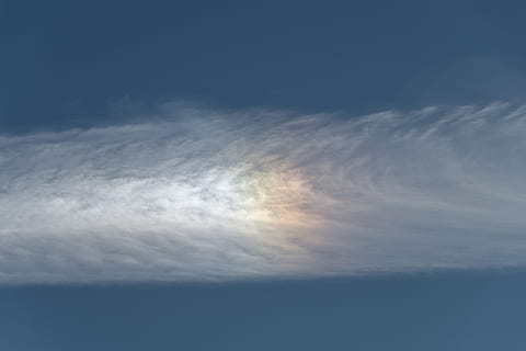 Wolke, schillernder Regenbogen, Weiß, Blau, dünn, Beugung, Licht, linear, Korkenzieher, Muster, wirbelnd, Himmel, eng, lange, horizontal, wolke - himmel, Schönheit in der Natur, Szenen - Natur, Natur, keine Leute, Wolkengebilde, Ruhe, ruhige Szene, Dramatischer Himmel, idyllisch, Flachwinkelansicht, draußen, Umgebung, Meteorologie, Platz, Hintergründe, Wind, wispy, 2K, CC0, gemeinfrei, lizenzfrei